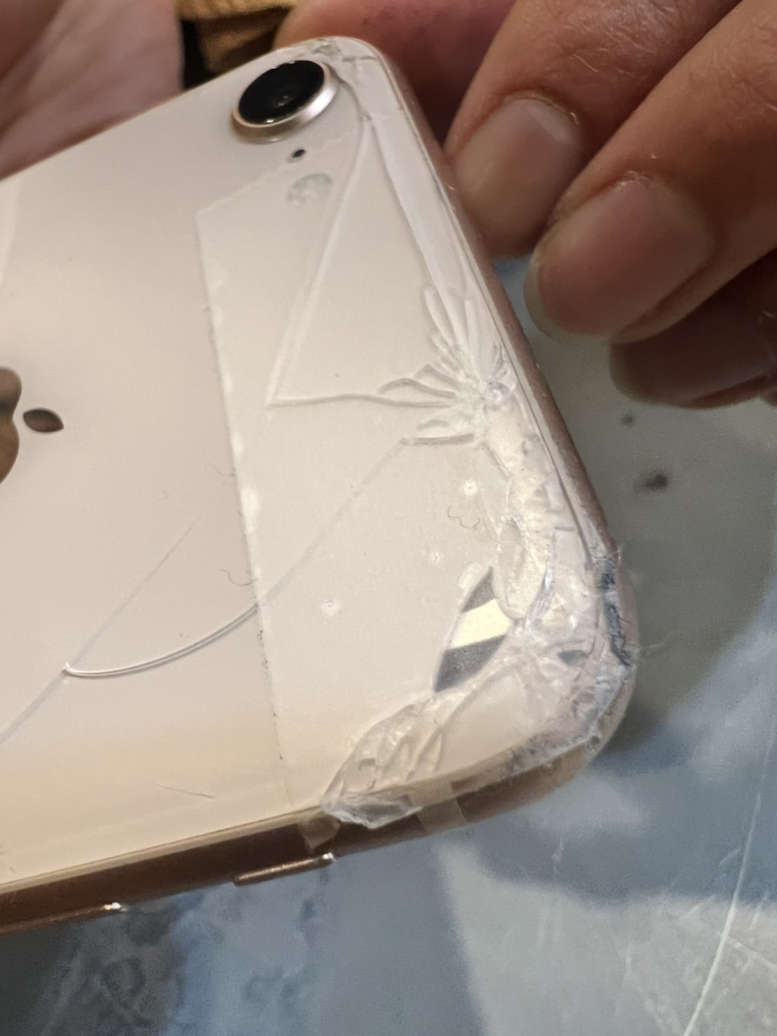 iPhone8液晶不良と背面ガラス割れ