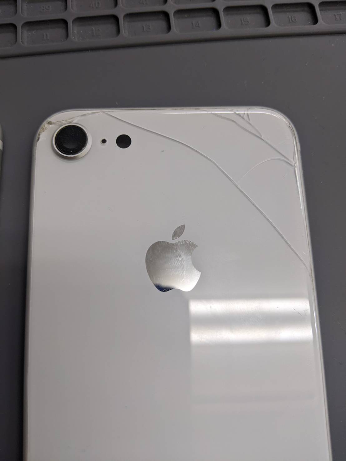 iPhone8背面ガラス割れ